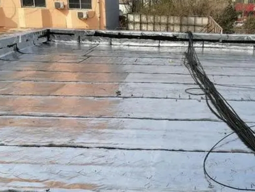 昌黎卫生间漏水维修公司分享下昌黎屋面楼顶防水刚性防水层施工要点。